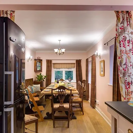 Chateau Sleeps 12 With Wifi Windermere